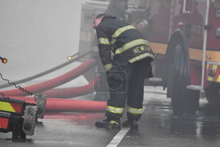 Foto de Fuego de dos alarmas en Newark, Nueva Jersey. 29 de agosto de 2023, Newark, Nueva Jersey, Estados Unidos: Los bomberos lucharon contra las llamas que estallaron en una casa multifamiliar de un incendio en Newark, Nueva Jersey. - Imagen libre de derechos