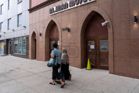 Téléchargez les photos : Appel musulman à la prière peut maintenant être diffusé publiquement à New York sans permis. 29 août 2023, New York, New York, États-Unis : Les gens passent devant la mosquée Al-Iman le 29 août 2023 dans le quartier Astoria le quartier Astoria - en image libre de droit
