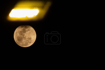 Foto de Luna Super (Azul) vista en Río de Janeiro. 30 de agosto de 2023, Río de Janeiro, Brasil: El miércoles (30) por la noche, la Luna está a una distancia menor de la Tierra de lo habitual. Debido a esto, el satélite parece más grande a simple vista - Imagen libre de derechos