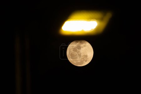 Foto de Luna Super (Azul) vista en Río de Janeiro. 30 de agosto de 2023, Río de Janeiro, Brasil: El miércoles (30) por la noche, la Luna está a una distancia menor de la Tierra de lo habitual. Debido a esto, el satélite parece más grande a simple vista - Imagen libre de derechos