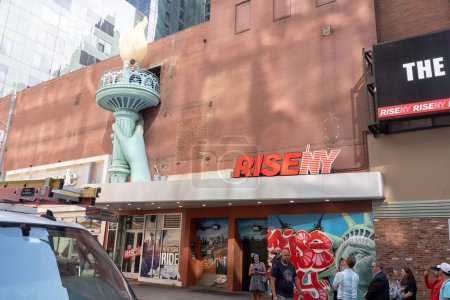 Foto de Nueva York, Estados Unidos - 30 de agosto de 2023: Robert John Burck, mejor conocido como el vaquero desnudo, celebra 25 años en Times Square. - Imagen libre de derechos