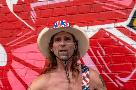 Téléchargez les photos : New York, États-Unis - 30 août 2023 : L'interprète Robert John Burck, mieux connu sous le nom de Cowboy nu, célèbre ses 25 ans à Times Square. - en image libre de droit
