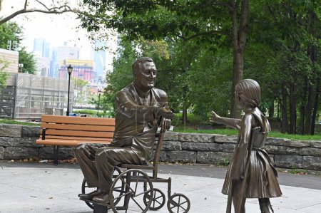 Téléchargez les photos : Le Roosevelt Hope Memorial sur Roosevelt dans le Queens. 30 août 2023, Queens, New New York, USA : Le parc des Quatre Libertés Franklin D. Roosevelt est un mémorial de quatre acres à Franklin D. Roosevelt qui célèbre les Quatre Libertés qu'il a articulées - en image libre de droit