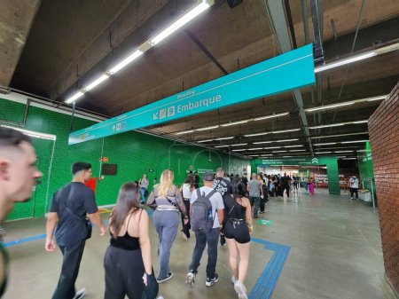 Photo for Sao Paulo, Brazil - September 02, 2023: Intense movement at Pinheiros Line 9 station to catch the SemiExpresso and Expresso for the Festival de Town, which starts today - Royalty Free Image