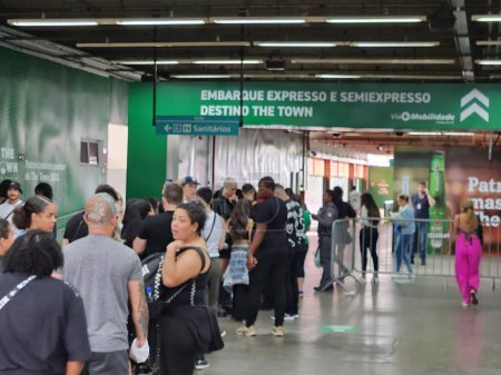 Photo for Sao Paulo, Brazil - September 02, 2023: Intense movement at Pinheiros Line 9 station to catch the SemiExpresso and Expresso for the Festival de Town, which starts today - Royalty Free Image