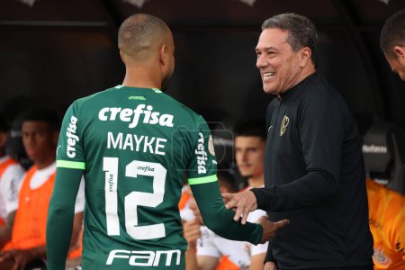 Photo for Sao Paulo (SP), Brazil 09/03/2023 - Mayke do Palmeiras and Technician Vanderlei Luxemburgo do Corinthians in a match between Corinthians and Palmeiras, valid for the 22nd round of the 2023 Brazilian Football Championship - Royalty Free Image