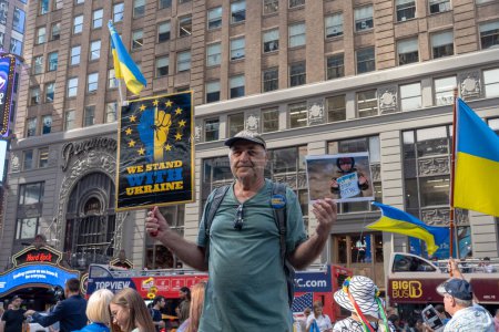 Foto de Nueva York, Estados Unidos - 2 de septiembre de 2023: Los ucranianos impiden el terrorismo de infraestructura crítica. Ucranianos, aliados y defensores de la paz se reúnen para luchar contra el terror desatado en la infraestructura crítica de Ucrania durante la guerra de Rusia contra Ucrania - Imagen libre de derechos