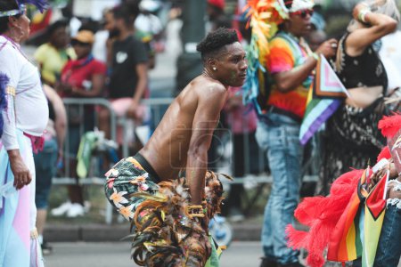 Téléchargez les photos : Le défilé de la Journée des Antilles. 04 septembre 2023, New York, USA : Le West Indian American Carnival ou NY Carnival est une célébration annuelle de la culture antillaise, qui a lieu autour du premier lundi de septembre à Crown Heights, Brooklyn, New York - en image libre de droit