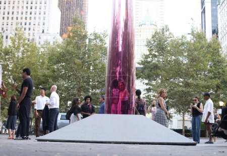 Foto de 06 de septiembre de 2023 - Nueva York, Estados Unidos: Inauguración de Fred Eversley Parabolic Light en Central Park. La inauguración de Fred Eversley Parabolic Light tiene lugar en Central Park con la presencia del propio artista e invitados. - Imagen libre de derechos
