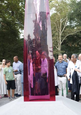 Foto de 06 de septiembre de 2023 - Nueva York, Estados Unidos: Inauguración de Fred Eversley Parabolic Light en Central Park. La inauguración de Fred Eversley Parabolic Light tiene lugar en Central Park con la presencia del propio artista e invitados. - Imagen libre de derechos