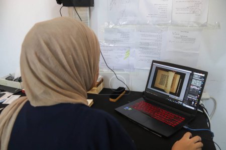 Téléchargez les photos : 06 septembre 2023 - Gaza, Palestine : Un chercheur palestinien répare et archive des livres et manuscrits anciens dans la ville de Gaza. Une équipe de chercheurs palestiniens de la Fondation Eyes on Heritage à l'œuvre - en image libre de droit