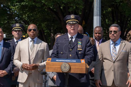 Foto de El alcalde Adams presenta una extensa estrategia para combatir los robos de autos en la ciudad de Nueva York. 6 de septiembre de 2023, Nueva York, Nueva York, Estados Unidos: Jefe de Patrulla del Departamento de Policía de la Ciudad de Nueva York (NYPD) John M. Chell habla durante el Alcalde Adams - Imagen libre de derechos