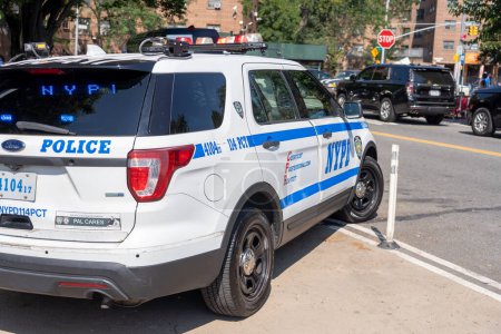 Foto de El alcalde Adams presenta una extensa estrategia para combatir los robos de autos en la ciudad de Nueva York. 6 de septiembre de 2023, Nueva York, Nueva York, Estados Unidos: Un lector de placas equipado con el vehículo del Departamento de Policía de la Ciudad de Nueva York (NYPD) de la comisaría 114 - Imagen libre de derechos