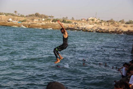 Téléchargez les photos : Des Palestiniens sautent d'une haute mer dans le port de Khan Yunis, à Gaza. 8 septembre 2023, Gaza, Palestine : Palestiniens vivant dans la bande de Gaza bondée, avec une intense vague de chaleur estivale - en image libre de droit