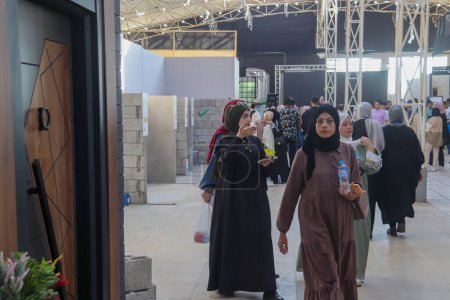 Téléchargez les photos : Mas clés en main Expo 2023. 09 septembre 2023, Gaza, Palestine : Des Palestiniens participent à l'exposition "Mas TurnKey Expo 2023" dans la ville de Gaza. - en image libre de droit
