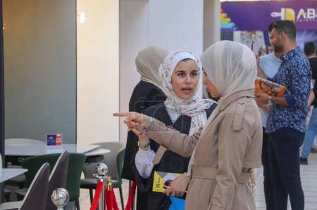 Foto de Mas Turnkey Expo 2023. 09 de septiembre de 2023, Gaza, Palestina: Los palestinos asisten a la exposición "Mas TurnKey Expo 2023", en la ciudad de Gaza. - Imagen libre de derechos