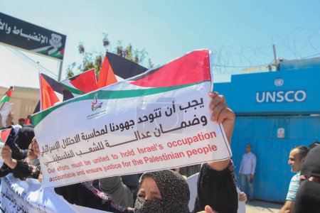 Foto de Mujeres palestinas protestan contra las violaciones israelíes contra las mujeres en Hebrón, frente a la "UNESCO" en Gaza - Imagen libre de derechos