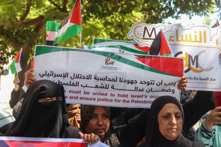 Téléchargez les photos : Manifestation des femmes palestiniennes contre les violations israéliennes contre les femmes à Hébron, devant "l'UNESCO" à Gaza - en image libre de droit