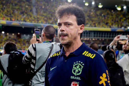Foto de Belem (PA), 08 / 09 / 2023 El entrenador de la selección brasileña Fernando Diniz debutó en el partido entre Brasil y Bolivia, en la primera ronda de la Copa del Mundo 2026 - Imagen libre de derechos