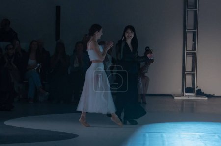 Foto de Adeam - Pista - Semana de la Moda de Nueva York - Septiembre 2023. 10 de septiembre de 2023, Nueva York, Nueva York, Estados Unidos: Una bailarina y diseñadora Hanako Maeda recorre la pasarela en el desfile de moda Adeam durante la Semana de la Moda de Nueva York septiembre de 2023 - Imagen libre de derechos