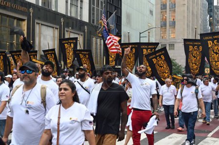 Foto de El desfile del Día del Trabajo en Nueva York. 9 de septiembre de 2023, Nueva York, Estados Unidos: Los trabajadores marcharon a lo largo de 44th Street y 5th Avenue, Nueva York, para celebrar el Día del Trabajo. El 5 de septiembre de 1882, decenas de miles de trabajadores sindicales marcharon desde el Ayuntamiento de Nueva York. - Imagen libre de derechos