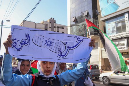 Téléchargez les photos : Des enfants palestiniens participent à une marche scoute marquant l'anniversaire du désengagement israélien de Gaza. 11 septembre 2023, Gaza, Palestine - en image libre de droit
