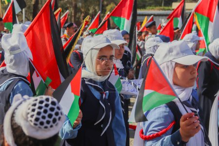 Foto de Niños palestinos participan en una marcha de exploración que conmemora el aniversario de la retirada israelí de Gaza. 11 de septiembre de 2023, Gaza, Palestina - Imagen libre de derechos
