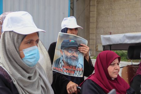 Téléchargez les photos : Manifestation contre la détention d'Amin Abou Rashed. 12 septembre 2023, Gaza, Palestine : Des Palestiniens handicapés participent à une manifestation contre le maintien en détention d'un militant Amin Abou Rashed - en image libre de droit