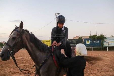 Téléchargez les photos : La femme palestinienne qui fait avancer son rêve sous le siège tire sa gloire de ses chevaux. L'histoire de chaque cheval a un rêve avec Salwa. 12 septembre 2023, Gaza, Palestine : Au début de l'histoire, la force et la lutte pour gagner - en image libre de droit