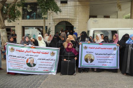 Foto de Familias palestinas protestan contra la Autoridad para recortar salarios. 12 de septiembre de 2023, Gaza, Palestina: Familias palestinas de mártires y heridos, participan en una protesta contra la decisión de la Autoridad Palestina - Imagen libre de derechos