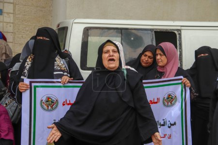 Photo for Palestinian Families Protest Against The Authority to cut Salaries. September 12, 2023, Gaza, Palestine: Palestinian families of the martyrs and the wounded, take part in a protest against the Palestinian Authority's decision - Royalty Free Image
