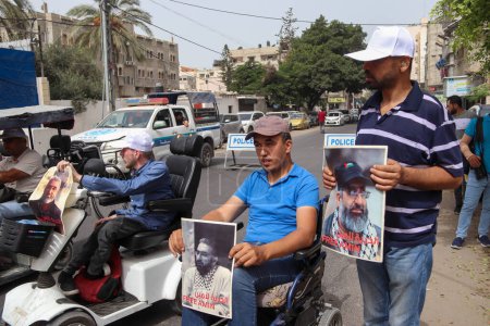 Foto de Palestinos protestan contra la detención de Amin Abou Rashed. 12 de septiembre de 2023, Gaza, Palestina: Palestinos con discapacidad participan en una protesta contra la detención continuada de un activista Amin Abou Rashed - Imagen libre de derechos