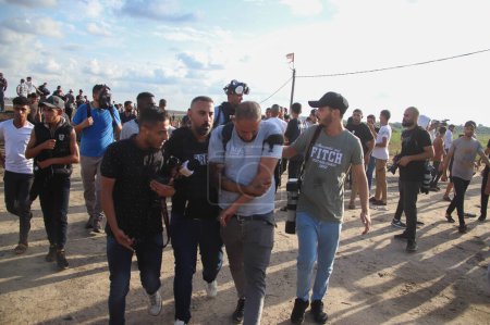 Foto de 13 de septiembre de 2023 - Gaza, Palestina: Los palestinos participan en enfrentamientos en la franja fronteriza de la ciudad de Gaza con la ocupación, y los enfrentamientos resultaron en una serie de heridos, incluidos periodistas. - Imagen libre de derechos