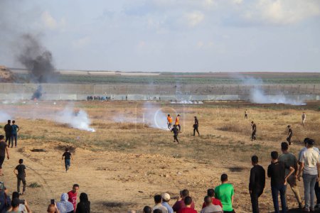 Foto de 13 de septiembre de 2023 - Gaza, Palestina: Los palestinos participan en enfrentamientos en la franja fronteriza de la ciudad de Gaza con la ocupación, y los enfrentamientos resultaron en una serie de heridos, incluidos periodistas. - Imagen libre de derechos