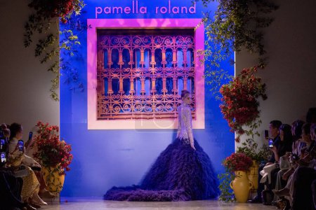 Téléchargez les photos : Pamella Roland - Piste - New York Fashion Week - Septembre 2023 : Les défilés. 12 septembre 2023, New York, New York, USA : La créatrice Pamella Roland (C) marche sur la piste du défilé de mode Pamella Roland pendant la Fashion Week de New York - en image libre de droit