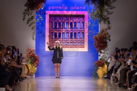 Téléchargez les photos : Pamella Roland - Piste - New York Fashion Week - Septembre 2023 : Les défilés. 12 septembre 2023, New York, New York, USA : La créatrice Pamella Roland (C) marche sur la piste du défilé de mode Pamella Roland pendant la Fashion Week de New York - en image libre de droit