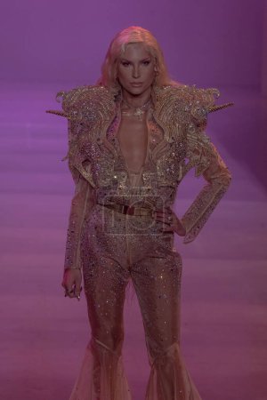 Foto de 13 de septiembre de 2023 - Nueva York, Estados Unidos: El diseñador Phillipe Blond camina por la pasarela en el desfile de moda The Blonds durante la Semana de la Moda de Nueva York - septiembre de 2023 - Imagen libre de derechos