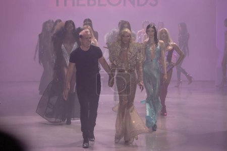 Foto de 13 de septiembre de 2023 - Nueva York, Estados Unidos: Los diseñadores David Blond y Phillipe Blond caminan por la pasarela en el desfile de moda The Blonds durante la Semana de la Moda de Nueva York - septiembre de 2023 - Imagen libre de derechos