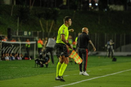 Photo for Cariacica (ES), Brazil - September 13, 2023: Assistant Referee 1 Mauricio Coelho Silva Penna in match between Flamengo against Athletico Paranaense, valid for the 23rd Round of the Brazilian Football Championship 2023 - Royalty Free Image