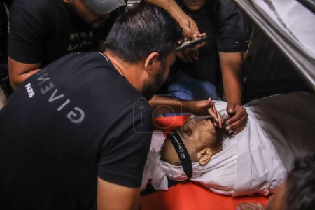 Téléchargez les photos : 14 septembre 2023 - Gaza, Palestine : Les Gazaouis pleurent une grande perte alors que des milliers de personnes se rassemblent pour faire leurs adieux aux victimes de l'explosion qui s'est produite dans la région de Malka. - en image libre de droit