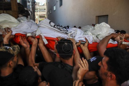 Téléchargez les photos : 14 septembre 2023 - Gaza, Palestine : Les Gazaouis pleurent une grande perte alors que des milliers de personnes se rassemblent pour faire leurs adieux aux victimes de l'explosion qui s'est produite dans la région de Malka. - en image libre de droit