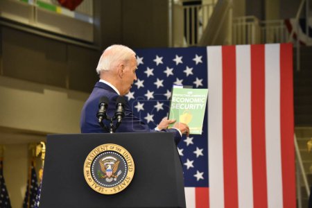 Foto de 14 de septiembre de 2023 - Maryland, Estados Unidos: El presidente de Estados Unidos, Joe Biden, hace comentarios sobre la Bidenomía en el Prince George 's Community College en Largo, Maryland. - Imagen libre de derechos