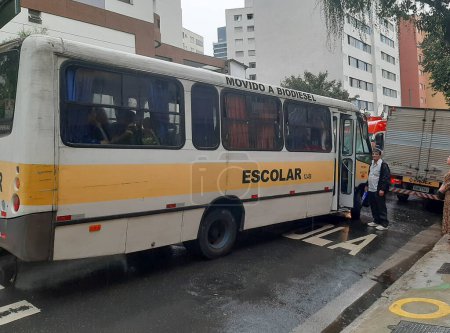 Foto de Sao Paulo (SP), 14 / 09 / 2023 - Autobús escolar causa accidente en Rua Rocha, en Bela Vista. Debido a la lluvia, el conductor de un vehículo escolar pierde el control al girar de la calle Itapeva a la calle Rocha. - Imagen libre de derechos