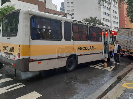 Téléchargez les photos : Sao Paulo (SP), 14 / 09 / 2023 - Un autobus scolaire cause un accident sur Rua Rocha, à Bela Vista. En raison de la pluie, le conducteur d'un véhicule scolaire perd le contrôle en tournant de la rue Itapeva à la rue Rocha. - en image libre de droit