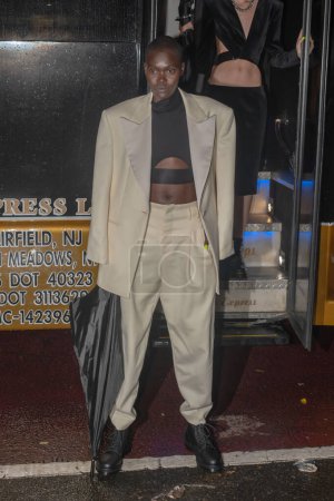 Foto de 11 de septiembre de 2023 - Nueva York, Estados Unidos: Una modelo posa en la calle durante las llegadas al desfile de moda Shao durante la Semana de la Moda de Nueva York. Shao - Pista - Imagen libre de derechos
