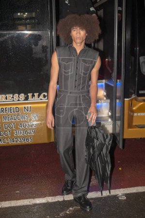 Téléchargez les photos : 11 septembre 2023 - New York, États-Unis : Un mannequin pose dans la rue lors des arrivées pour le défilé de mode Shao lors de la Fashion Week de New York. Shao - Piste - en image libre de droit
