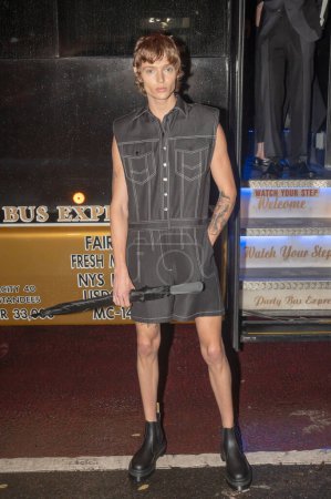 Téléchargez les photos : 11 septembre 2023 - New York, États-Unis : Un mannequin pose dans la rue lors des arrivées pour le défilé de mode Shao lors de la Fashion Week de New York. Shao - Piste - en image libre de droit