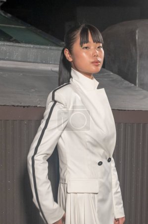 Téléchargez les photos : 11 septembre 2023, New York, USA : Un mannequin pose pendant le défilé de mode Shao pendant la Fashion Week de New York. Shao, Piste. - en image libre de droit