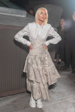 Téléchargez les photos : 11 septembre 2023, New York, USA : Un mannequin pose pendant le défilé de mode Shao pendant la Fashion Week de New York. Shao, Piste. - en image libre de droit