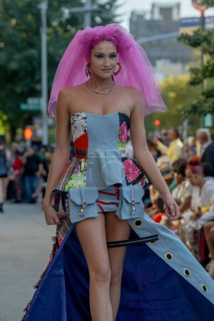 Téléchargez les photos : 16 septembre 2023 - New York, États-Unis : Un mannequin marche sur la piste de l'Edwing ; Défilé Angelo sur une rue Harlem lors de la Fashion Week de New York Septembre 2023. - en image libre de droit